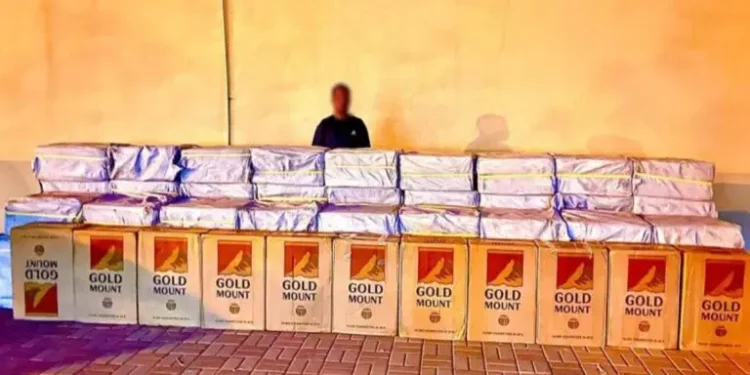 مداهمة منزل وضبط وافد في بركاء