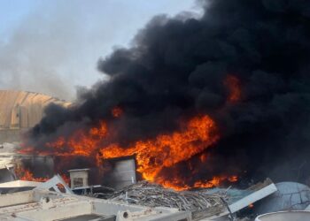 إخماد حريق نشب بمستودع شركة في صحار