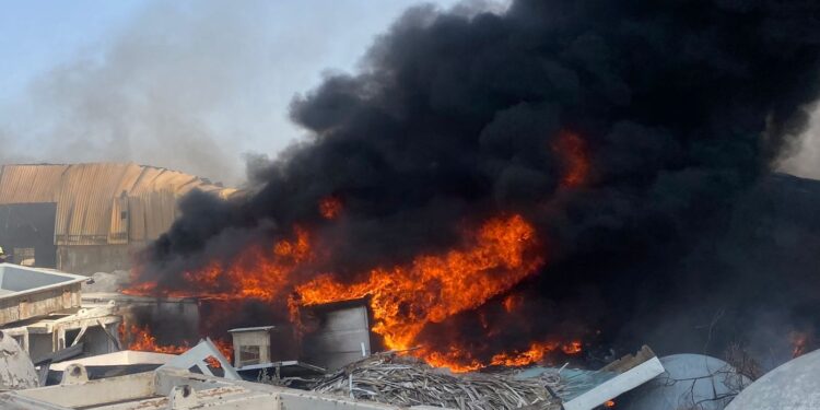 إخماد حريق نشب بمستودع شركة في صحار