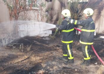 إخماد حريق شب في منزل ⁧‫ببدية