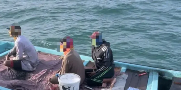 ضبط 3 وافدين مارسوا الصيد الحرفي بجعلان بني بو علي