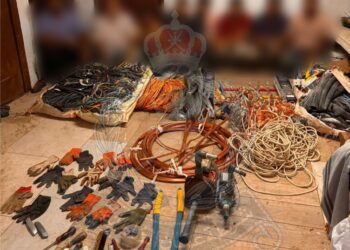 القبض على 8 آسيويين سرقوا كابلات وأسلاك وقطع للمولدات الكهربائية في مسقط و جنوب الباطنة