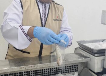 دائرة البلدية بالخابورة تقوم بسحب عينات أغذية للفحص المخبري