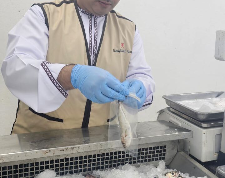 دائرة البلدية بالخابورة تقوم بسحب عينات أغذية للفحص المخبري