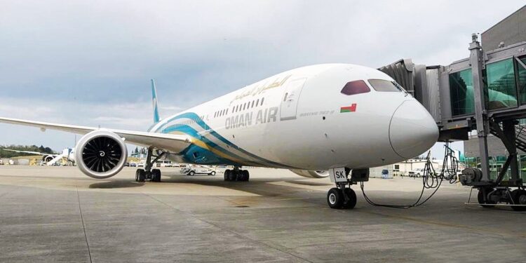 الطيران العماني يتسلم أول طائرة من أصل ثلاث طائرات جديدة من طراز بوينغ 9-787 لعام 2024