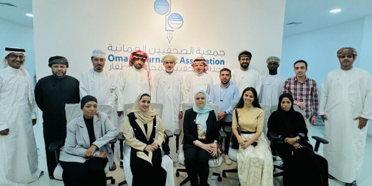 لجنة الصحفيين بظفار تبحث مع وفد سعودي تعزيز العمل الإعلامي 1 لجنة الصحفيين بظفار تبحث مع وفد سعودي تعزيز العمل الإعلامي