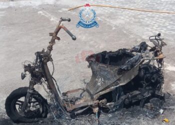 القبض على شخص أضرم النار في دراجة نارية متوقفة في فناء منزل بوادي المعاول