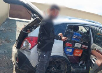 ضبط 5 أشخاص سرقوا بطاريات من عدة مركبات وشاحنات بشمال الباطنة