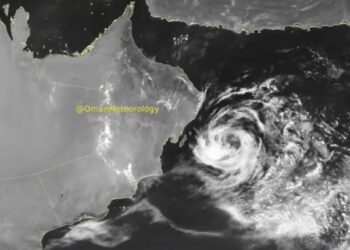 استمرار تحرك المنخفض المداري ⁧‫”آسنا” بمحاذاة سواحل ⁧‫بحر العرب‬⁩