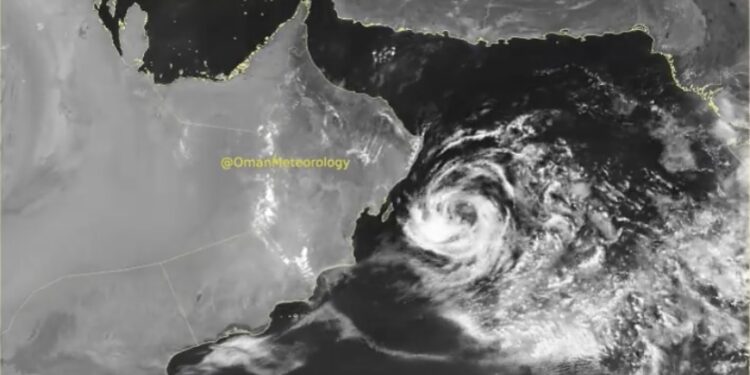 استمرار تحرك المنخفض المداري ⁧‫”آسنا” بمحاذاة سواحل ⁧‫بحر العرب‬⁩