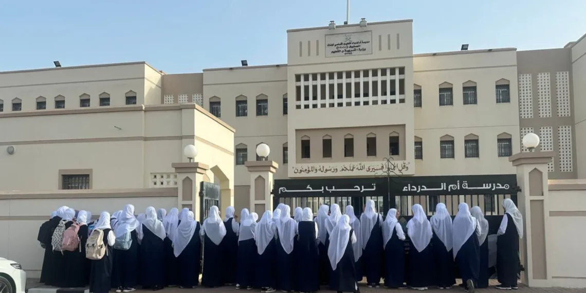 توضيح حول المتداول من مشاهد لبعض الطلبة والطالبات أمام بوابات مدرستي الكوكبة وأم الدرداء 1 توضيح حول المتداول من مشاهد لبعض الطلبة والطالبات أمام بوابات مدرستي الكوكبة وأم الدرداء