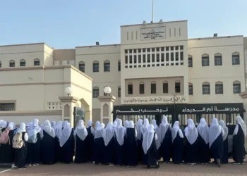 توضيح حول المتداول من مشاهد لبعض الطلبة والطالبات أمام بوابات مدرستي الكوكبة وأم الدرداء