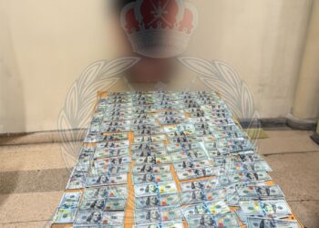 ضبط شخص لقيامه بترويج وتداول عملة أجنبية مزورة