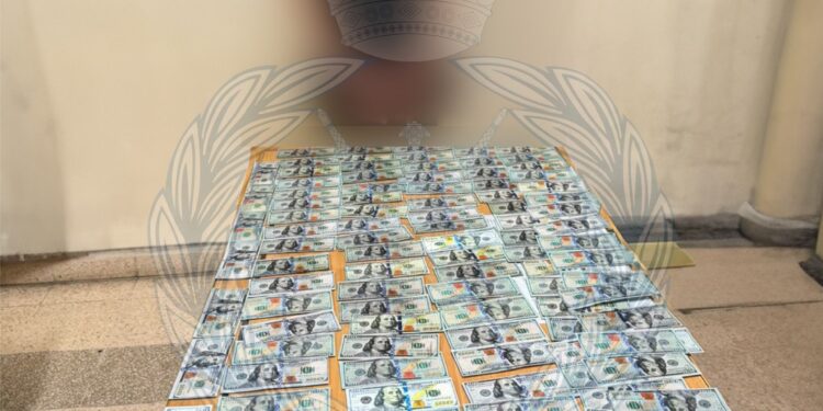 ضبط شخص لقيامه بترويج وتداول عملة أجنبية مزورة