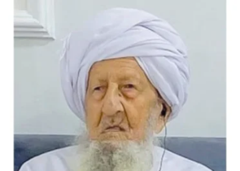 الشيخ نبهان المعمري يسلِّم عمامته ونظارته وعصاه في ختام مائة عام من المجد