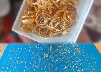 القبض على 4 آسيويين سرقوا مصوغات ذهبية من محل بيع الذهب في العامرات