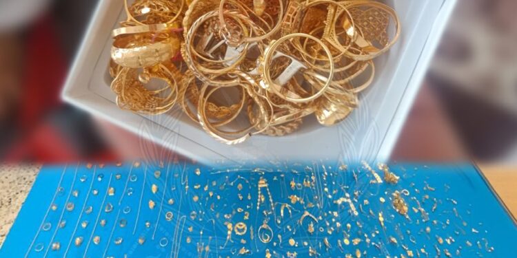 القبض على 4 آسيويين سرقوا مصوغات ذهبية من محل بيع الذهب في العامرات