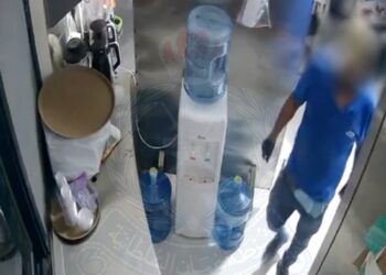 القبض على شخص لقيامه بتخريب مقهى وسرقة مبالغ مالية وهواتف نقالة بالبريمي