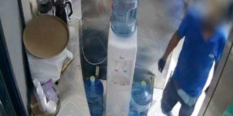 القبض على شخص لقيامه بتخريب مقهى وسرقة مبالغ مالية وهواتف نقالة بالبريمي