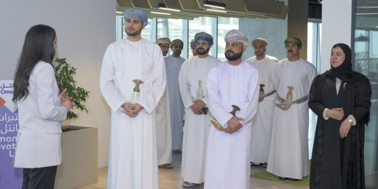 صاحب السمو السيد بلعرب بن هيثم آل سعيد يزور مختبرات عمانتل للابتكار