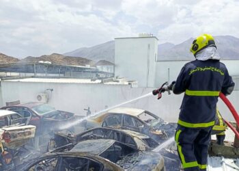 إخماد حريق نشب في ورشة لتصليح المركبات في الرستاق