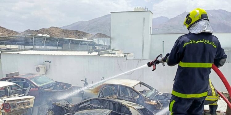 إخماد حريق نشب في ورشة لتصليح المركبات في الرستاق