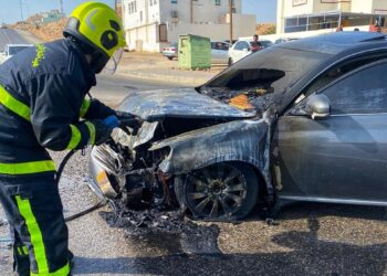 إخماد حريق شب في مركبة بصور