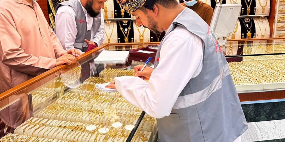 سحب عدد من المصوغات الذهبية للتأكد من مطابقتها للمواصفات