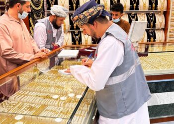 سحب عدد من المصوغات الذهبية للتأكد من مطابقتها للمواصفات