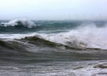 تنبيه بإرتفاع موج البحر