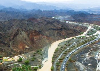 احتجاز قاطرة ومقطورة على طريق وادي العق القديم بسمائل