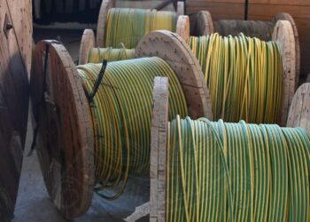 ضبط شخصين سرقا كمية كبيرة من الكابلات والأسلاك الكهربائية من مبنى في خصب