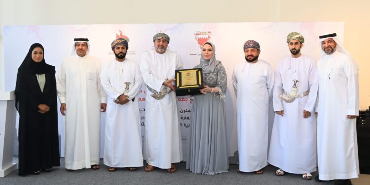 افتتاح معرض الفنون التشكيلية العمانية البحرينية