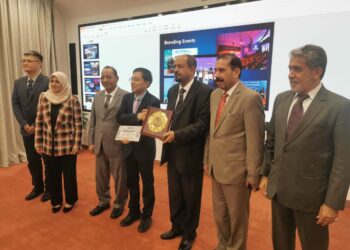 الوفد الصحفي يطلع على أبرز المعالم الاعلامية والتاريخية والثقافية باورومتشي الصينية