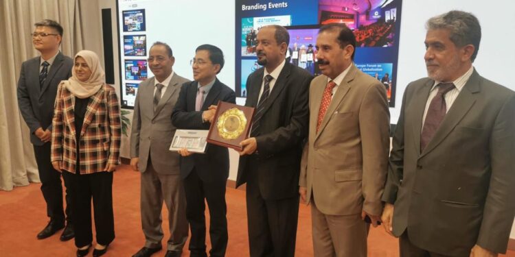 الوفد الصحفي يطلع على أبرز المعالم الاعلامية والتاريخية والثقافية باورومتشي الصينية