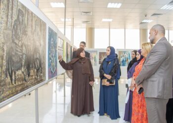 الكلية العلمية للتصميم تنظم معرضًا فنيًا