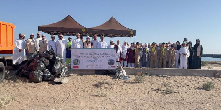تنفيذ حملة تنظيف لشاطيء حلة الحصن بالسويق 1 تنفيذ حملة تنظيف لشاطيء حلة الحصن بالسويق