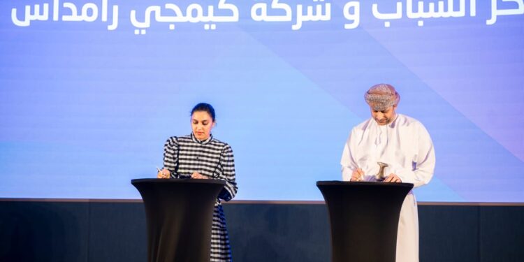 كيمجي رامداس ومركز الشباب يوقعان اتفاقية تعاون 1 كيمجي رامداس ومركز الشباب يوقعان اتفاقية تعاون