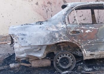 القبض على شخصين قاما بإضرام النار عمداً في مركبة بالرستاق