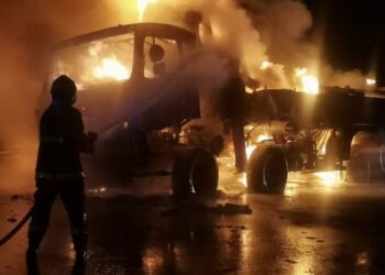 إخماد حريق شب في شاحنة في بركاء