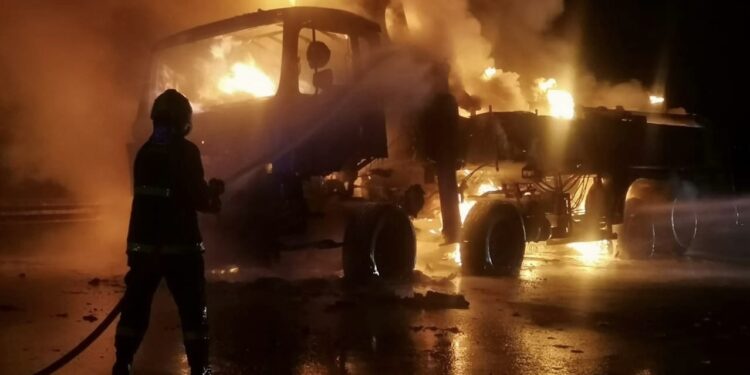 إخماد حريق شب في شاحنة في بركاء