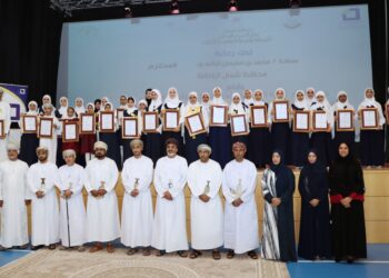 تكريم الطلبة الفائزين بجائزة الإبداع الأدبي لطلبة المدارس بشمال الباطنة