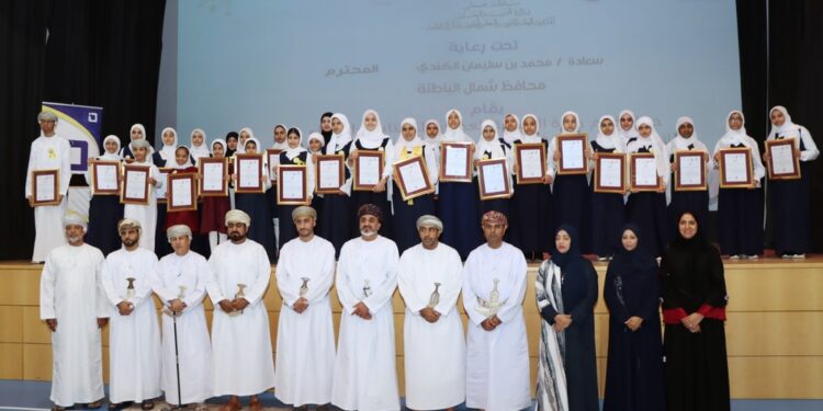 تكريم الطلبة الفائزين بجائزة الإبداع الأدبي لطلبة المدارس بشمال الباطنة 1 تكريم الطلبة الفائزين بجائزة الإبداع الأدبي لطلبة المدارس بشمال الباطنة