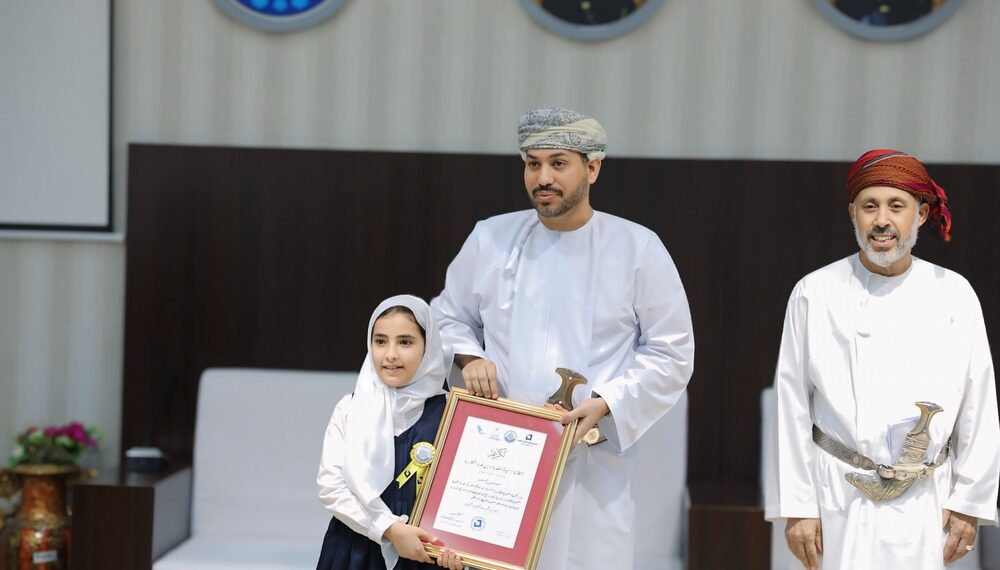 تكريم الطلبة الفائزين في جائزة جمعية الكتاب والأدباء للإبداع الأدبي بمحافظة الوسطى 1 تكريم الطلبة الفائزين في جائزة جمعية الكتاب والأدباء للإبداع الأدبي بمحافظة الوسطى