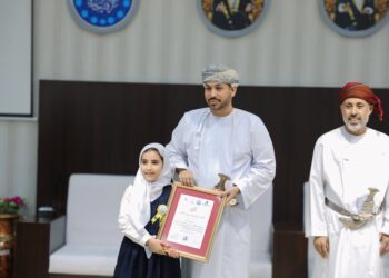 تكريم الطلبة الفائزين في جائزة جمعية الكتاب والأدباء للإبداع الأدبي بمحافظة الوسطى