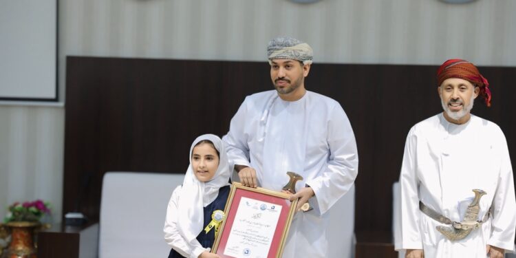 تكريم الطلبة الفائزين في جائزة جمعية الكتاب والأدباء للإبداع الأدبي بمحافظة الوسطى 1 تكريم الطلبة الفائزين في جائزة جمعية الكتاب والأدباء للإبداع الأدبي بمحافظة الوسطى