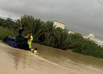 إنقاذ “4” أشخاص جراء احتجاز مركبتهم في مجرى وادٍ ⁧‫بصور