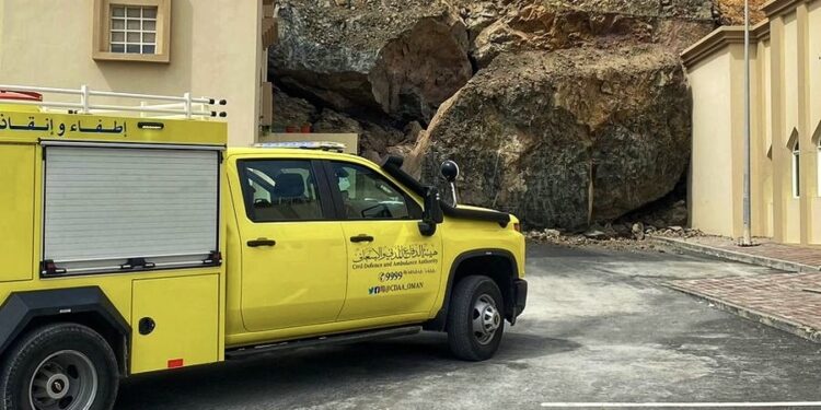 إخلاء “17” شخصاً نتيجة انهيار صخري على مبنى سكني في مطرح