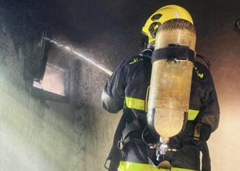 إخماد حريق شب في منزل بعبري