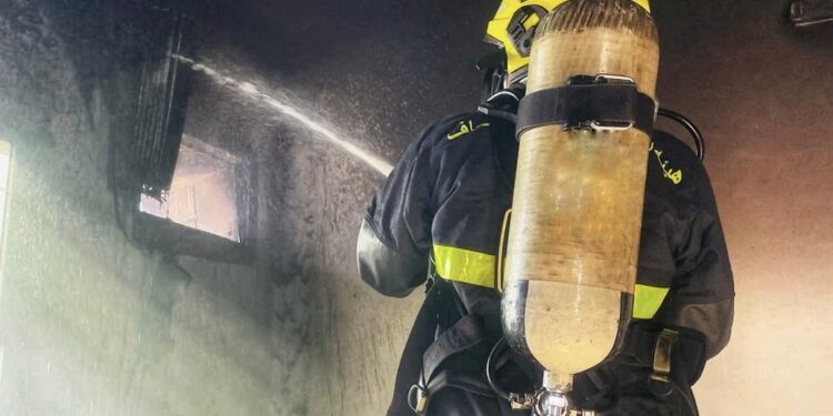 إخماد حريق شب في منزل بعبري